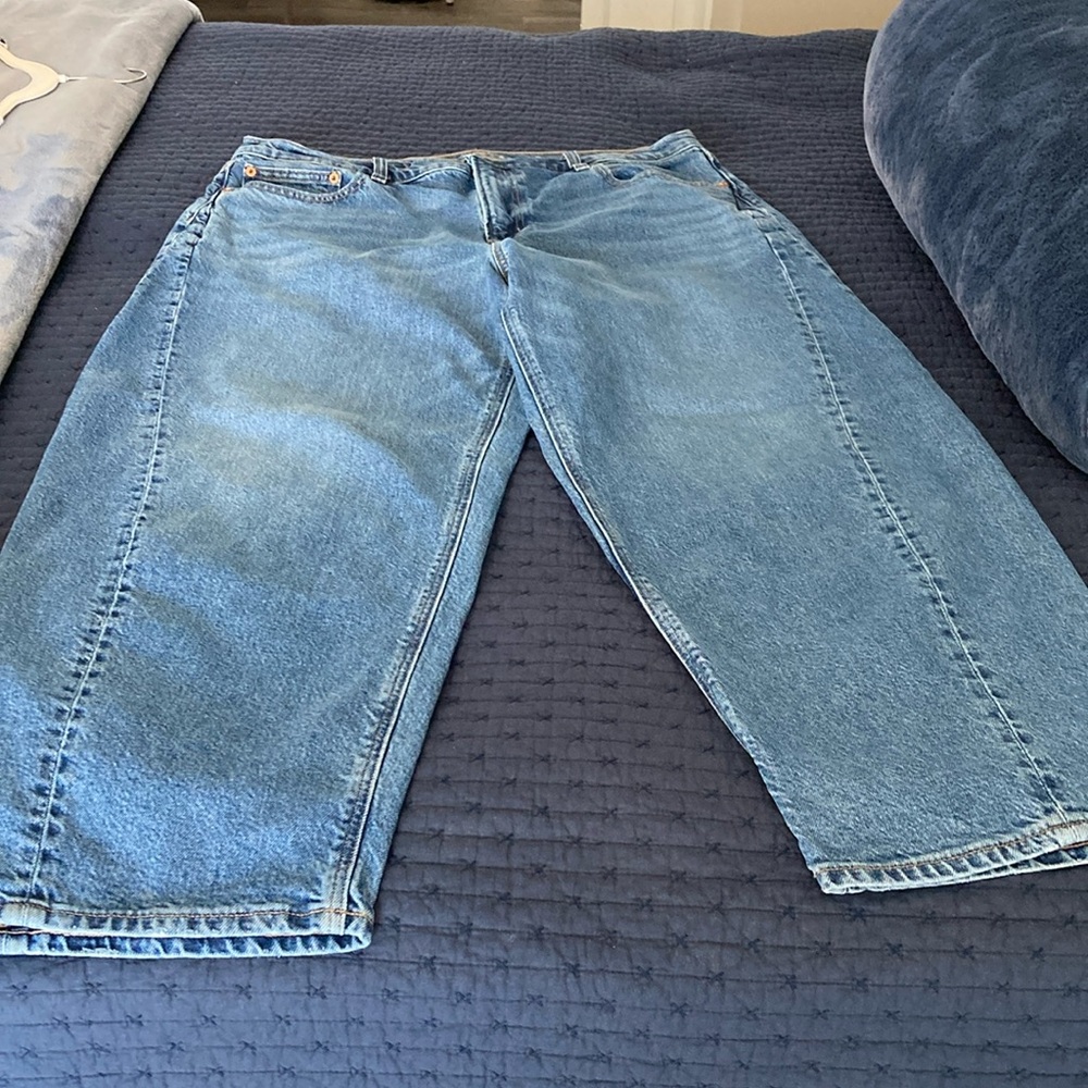 American Eagle barrel jeans medium wash.
Worn twice